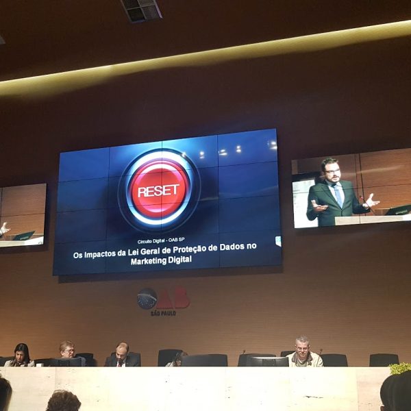 Apresentação na OAB falando sobre os Impactos da LGPD no Marketing Digital