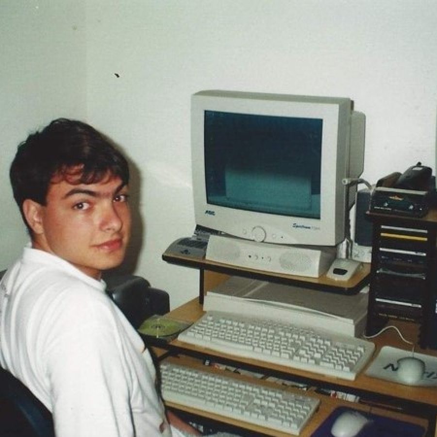 Primeiro escritório com 17 anos. Com o início da internet banda larga no Brasil, muitas empresas estava vulneráveis. Vinicius Cezar prestava consultoria de Segurança Tecnológica para as empresas e dessa demanda nasceu a Megalan.